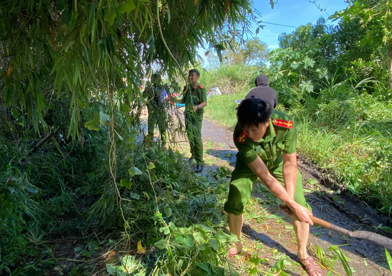 Công an tỉnh Đắk Lắk tích cực hỗ trợ người dân khắc phục hậu quả thiệt hại sau bão số 13