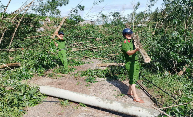  Công an tỉnh Đắk Lắk tích cực hỗ trợ người dân khắc phục hậu quả thiệt hại sau bão Kalmaegi -1