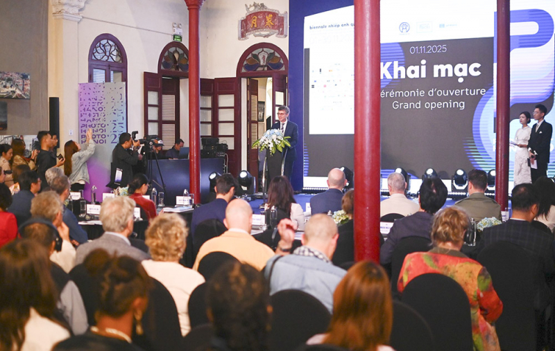 l- khai m-c tri-n lãm.jpg -0