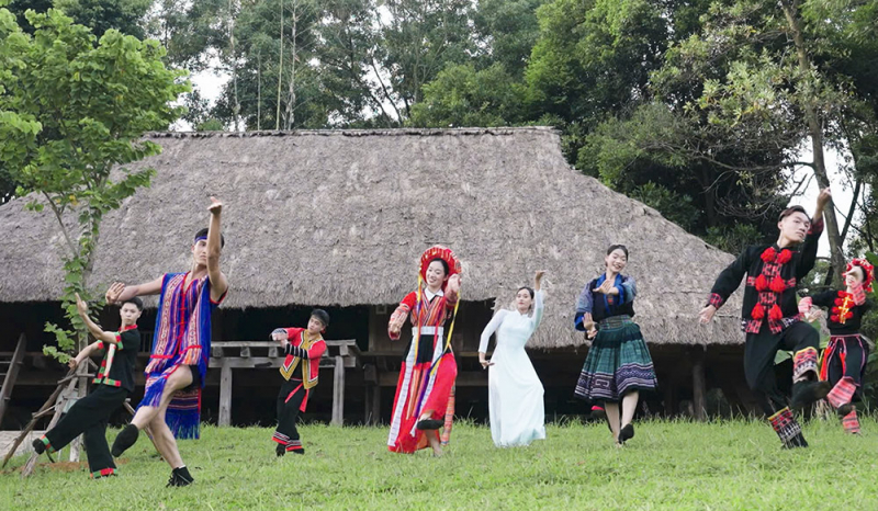 vu di-u tay trong tay 2025.jpg -1