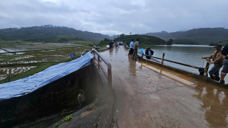 1,7 millioner kubikkmeter innsjø i fare for demningsbrudd, akutt evakuering av mennesker om natten -0