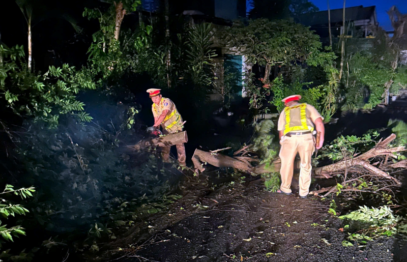 Lực lượng Công an khẩn trương hỗ trợ người dân khắc phục hậu quả bão số 13 -0