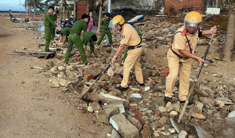 Lực lượng Công an khẩn trương hỗ trợ người dân khắc phục hậu quả bão số 13 -0