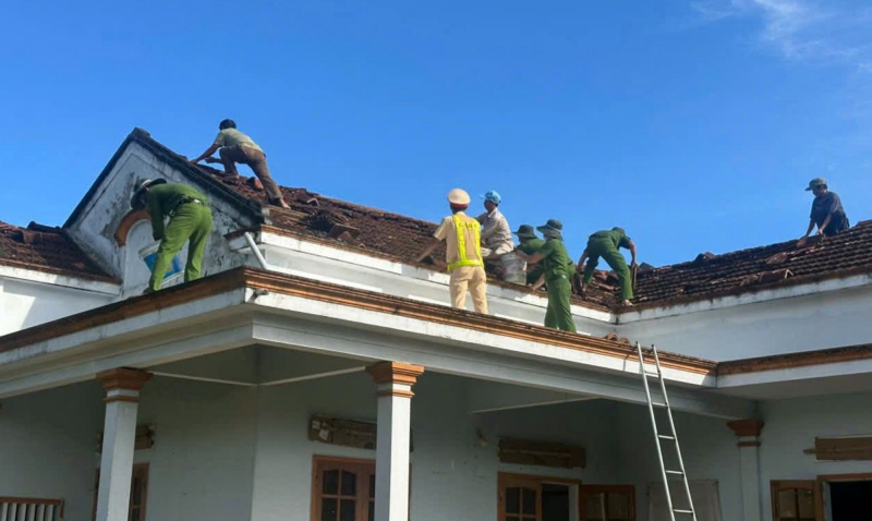 Lực lượng Công an khẩn trương hỗ trợ người dân khắc phục hậu quả bão số 13 -0