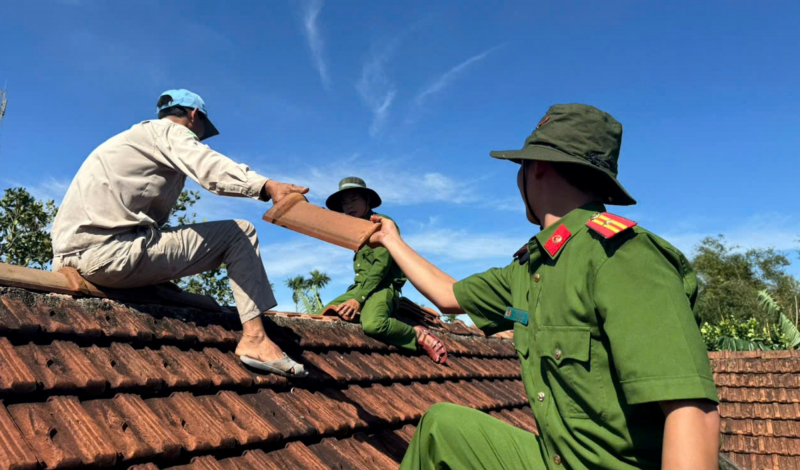 Lực lượng Công an khẩn trương hỗ trợ người dân khắc phục hậu quả bão số 13