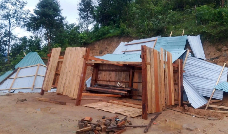 Lực lượng Công an khẩn trương hỗ trợ người dân khắc phục hậu quả bão số 13 -0