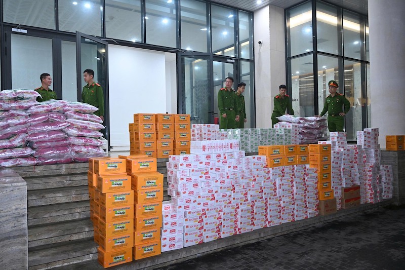 Bộ Công an khẩn trương vận chuyển hàng cứu trợ nhân dân vùng lũ -0