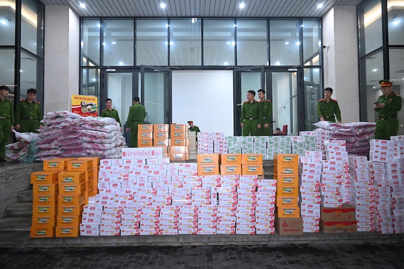 Bộ Công an khẩn trương vận chuyển hàng cứu trợ nhân dân vùng lũ -1