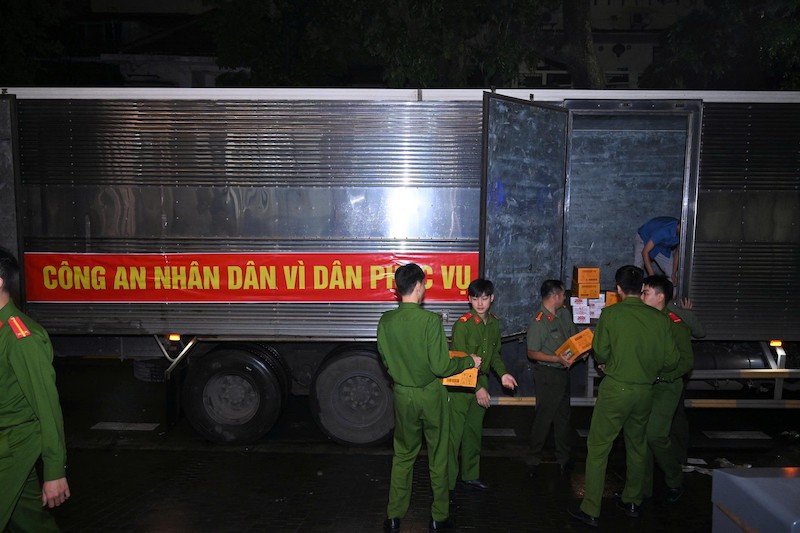 Bộ Công an khẩn trương vận chuyển hàng cứu trợ nhân dân vùng lũ -0