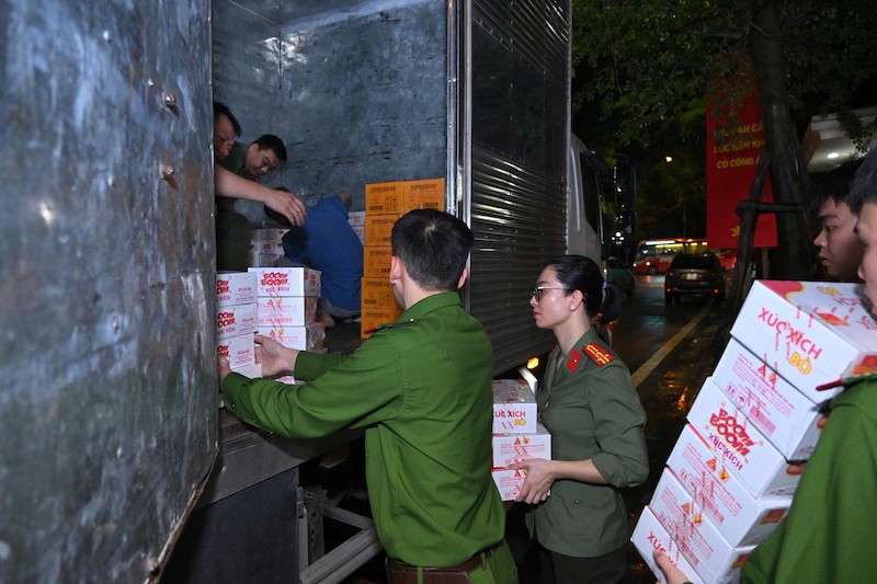 Bộ Công an khẩn trương vận chuyển hàng cứu trợ nhân dân vùng lũ -2