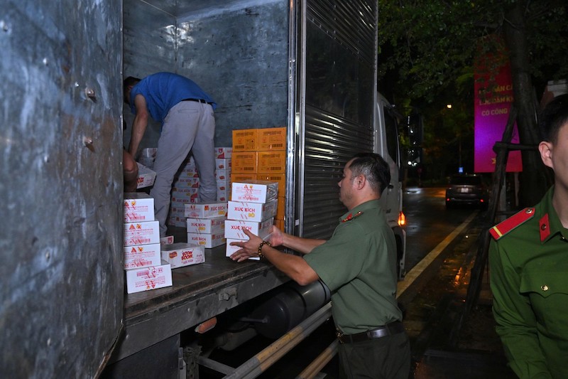 Bộ Công an khẩn trương vận chuyển hàng cứu trợ nhân dân vùng lũ -3