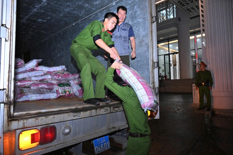 Bộ Công an khẩn trương vận chuyển hàng cứu trợ nhân dân vùng lũ -0