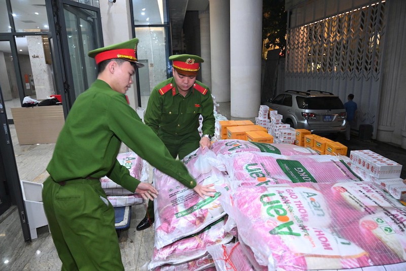 Bộ Công an khẩn trương vận chuyển hàng cứu trợ nhân dân vùng lũ -4