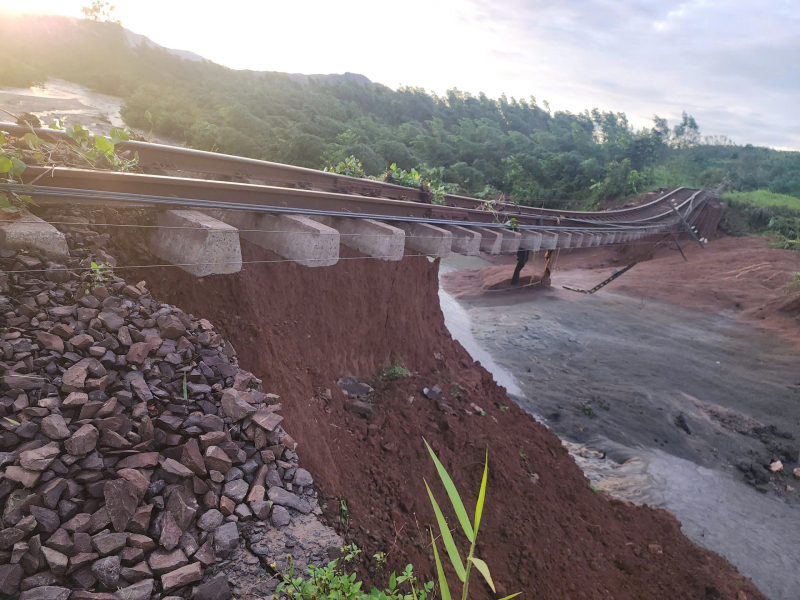 بستر جاده راه آهن توسط طوفان شماره ۱۳ -۰ شسته شده است