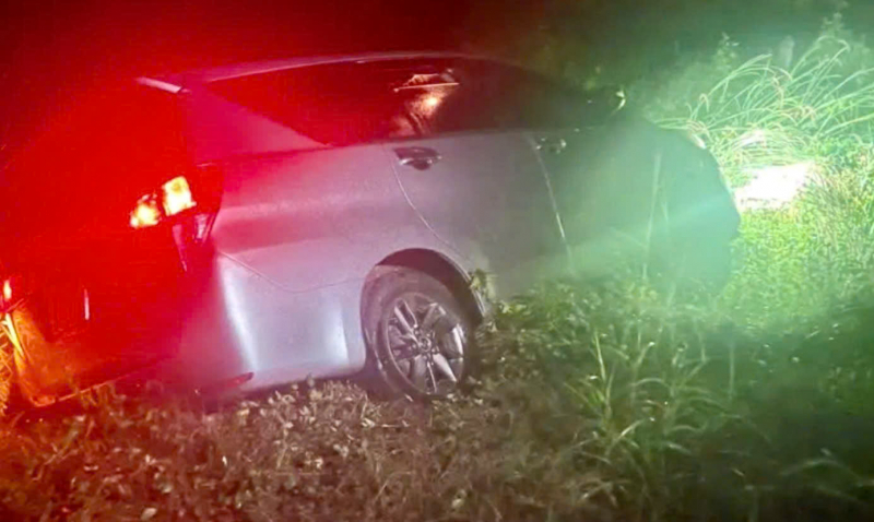 Bị truy đuổi, nhóm trộm chó bỏ ô tô cùng nhiều dụng cụ để thoát thân -1