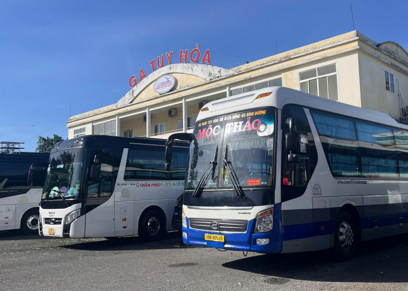 Téměř 1 000 cestujících vlakem bylo přepraveno autem skrz zřícený železniční úsek -0