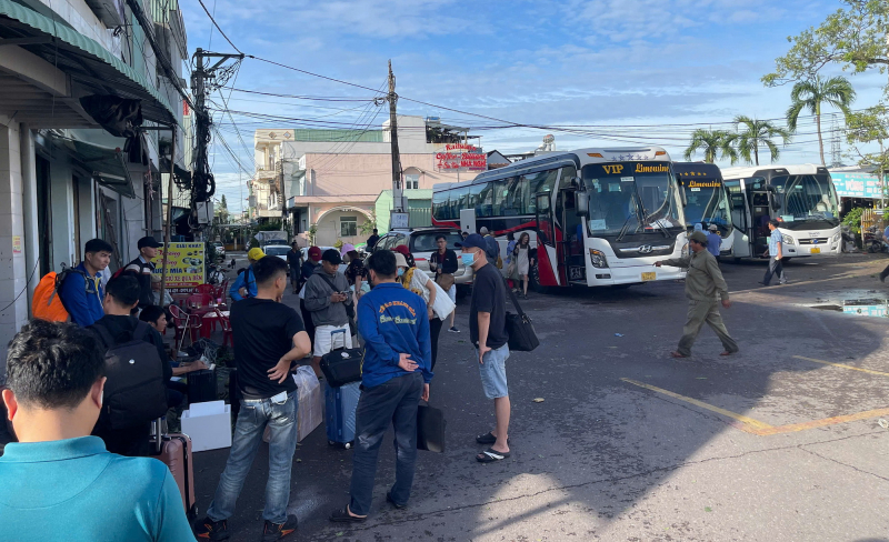 Téměř 1 000 cestujících vlakem bylo přepraveno autem skrz zřícený železniční úsek -0