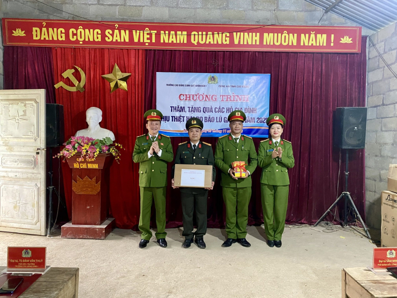 Trường Cao đẳng Cảnh sát nhân dân I trao quà cho bà con vùng lũ Cao Bằng -0
