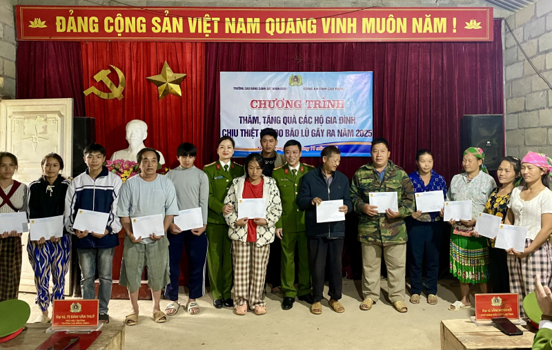 Trường Cao đẳng Cảnh sát nhân dân I trao quà cho bà con vùng lũ Cao Bằng -0
