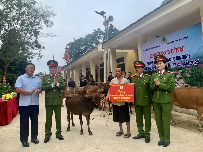 Trường Cao đẳng Cảnh sát nhân dân I trao quà cho bà con vùng lũ Cao Bằng