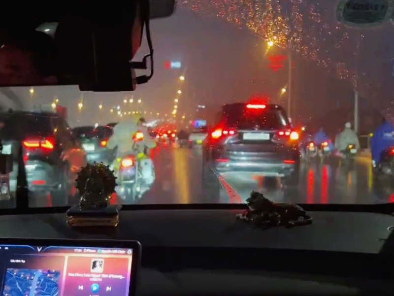 Tìm CSGT để cầu cứu, người chồng giúp vợ bị đột quỵ qua cơn nguy kịch -0