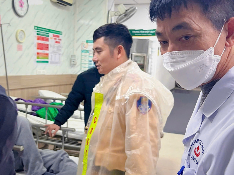 Tìm CSGT để cầu cứu, người chồng giúp vợ bị đột quỵ qua cơn nguy kịch -0