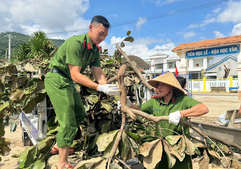 Tăng cường lực lượng Công an khắc phục hậu quả cơn bão số 13 -0