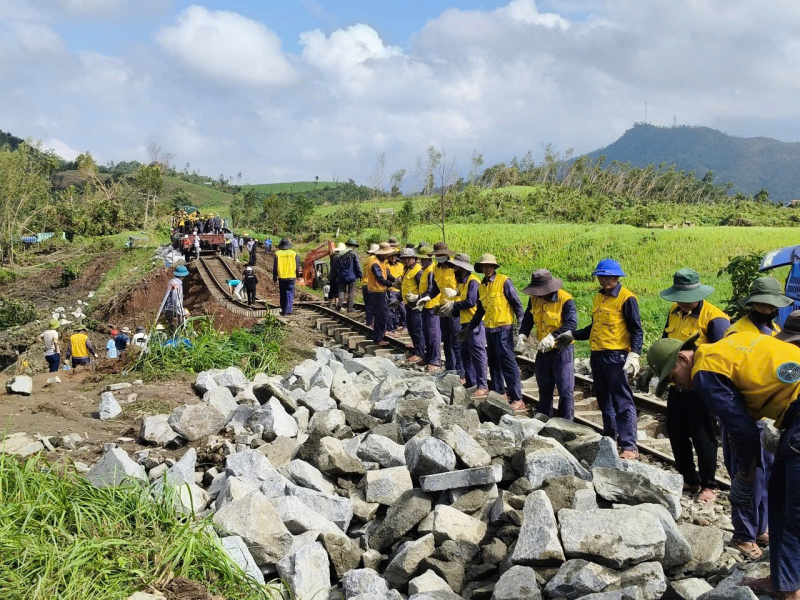 កម្មកររាប់រយនាក់ ប្រមូលផ្តុំទាំងយប់ទាំងថ្ងៃ ដើម្បីដោះស្រាយបញ្ហាផ្លូវរថភ្លើងលិច-0
