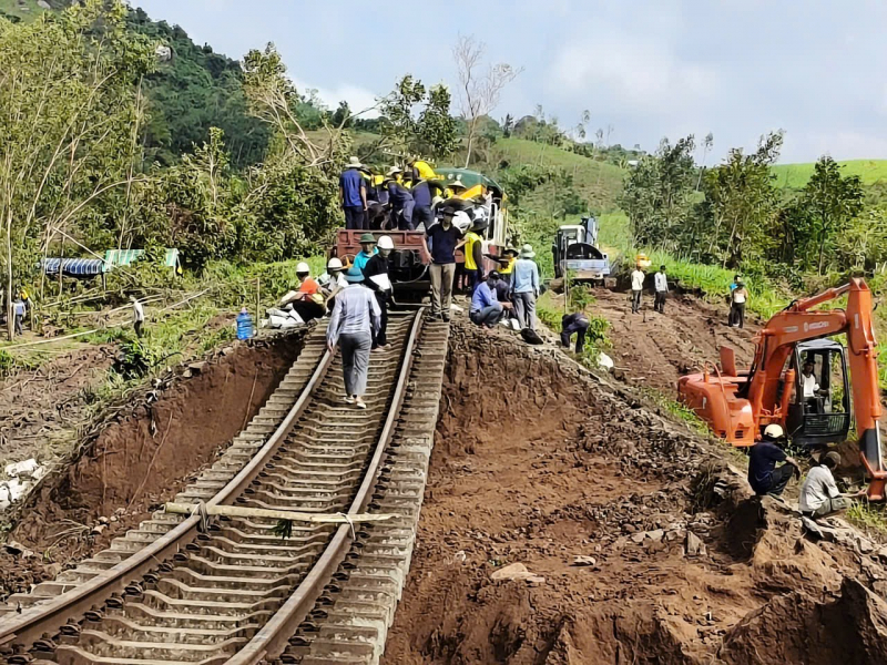 កម្លាំង​កម្មករ​រាប់រយ​នាក់​ប្រមូល​ផ្តុំ​គ្នា​ទាំង​យប់​ទាំង​ថ្ងៃ​ដើម្បី​ដោះស្រាយ​បញ្ហា​ផ្លូវ​រថភ្លើង​លិច​ទឹក​-0