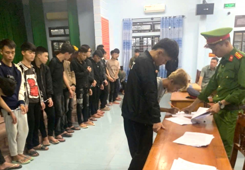 Mang hung khí đi gây rối trong đêm, 32 đối tượng bị khởi tố -0