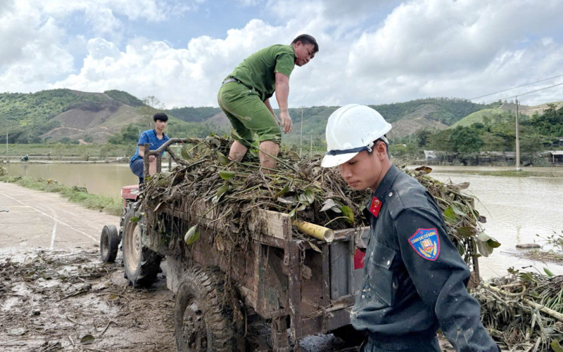  Những nỗ lực tích cực của CSCĐ Công an tỉnh Đắk Lắk ở vùng bão lũ -0