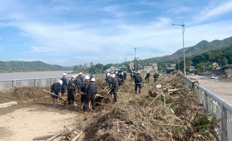  Những nỗ lực tích cực của CSCĐ Công an tỉnh Đắk Lắk ở vùng bão lũ -0