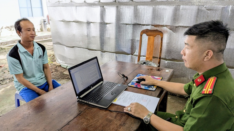 Gã đồi bại hiếp dâm 2 cháu gái cùng xóm -0