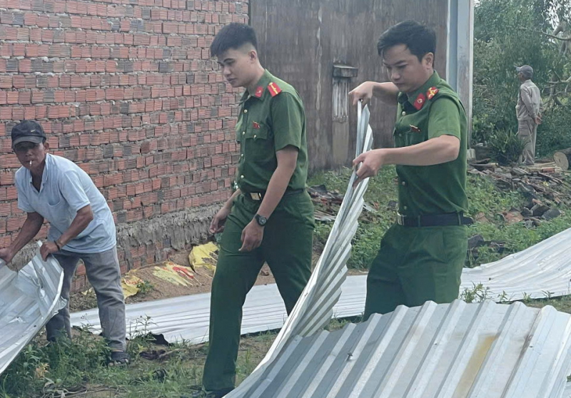 Công an các xã đồng bằng, miền núi phía Đông Đắk Lắk nỗ lực giúp dân khắc phục hậu quả từ cơn bão Kalmaegi -0