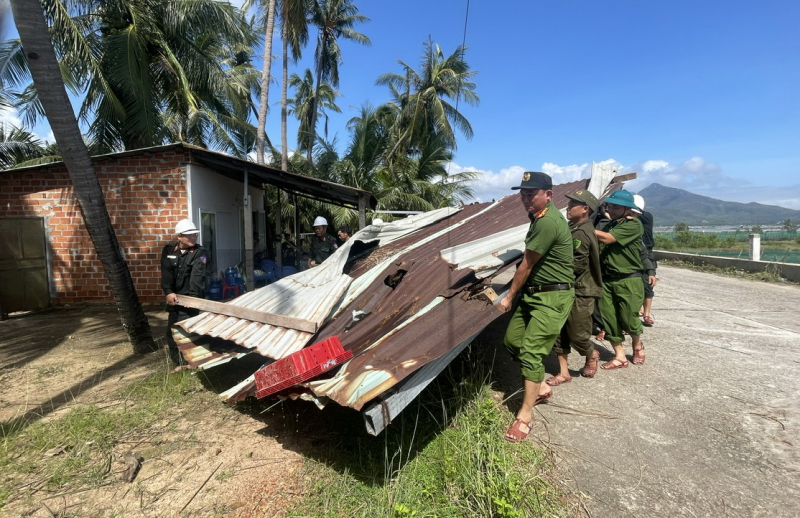 Công an các xã đồng bằng, miền núi phía Đông Đắk Lắk nỗ lực giúp dân khắc phục hậu quả từ cơn bão Kalmaegi -0