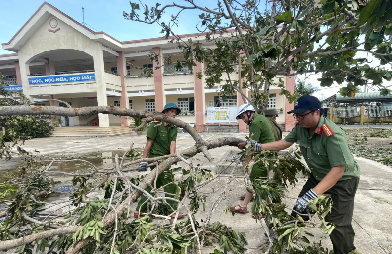 Công an các xã đồng bằng, miền núi phía Đông Đắk Lắk nỗ lực giúp dân khắc phục hậu quả từ cơn bão Kalmaegi -0