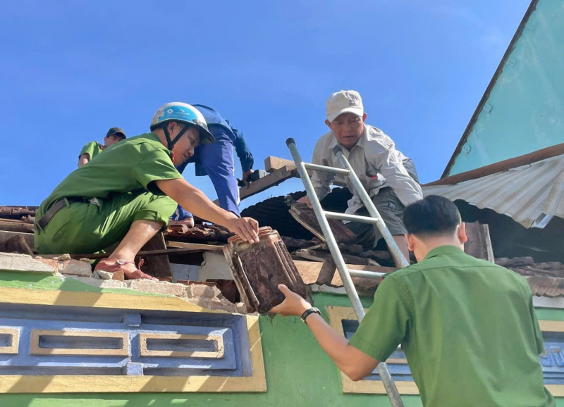 Công an các xã đồng bằng, miền núi phía Đông Đắk Lắk nỗ lực giúp dân khắc phục hậu quả từ cơn bão Kalmaegi -0