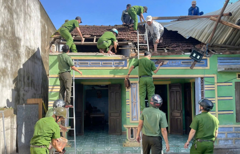 Công an các xã đồng bằng, miền núi phía Đông Đắk Lắk nỗ lực giúp dân khắc phục hậu quả từ cơn bão Kalmaegi -0