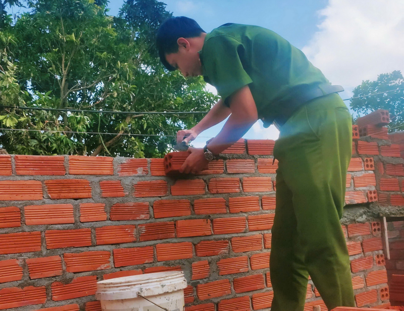 Công an các xã đồng bằng, miền núi phía Đông Đắk Lắk nỗ lực giúp dân khắc phục hậu quả từ cơn bão Kalmaegi -0