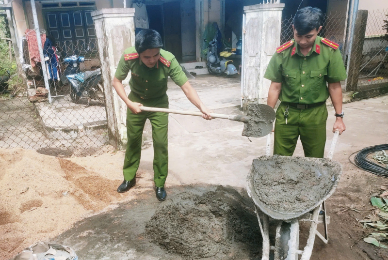 Công an các xã đồng bằng, miền núi phía Đông Đắk Lắk nỗ lực giúp dân khắc phục hậu quả từ cơn bão Kalmaegi -0