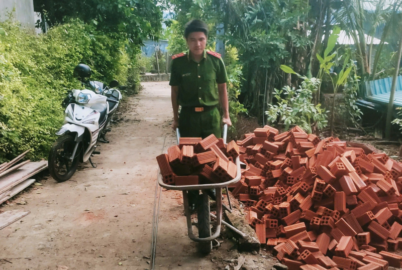 Công an các xã đồng bằng, miền núi phía Đông Đắk Lắk nỗ lực giúp dân khắc phục hậu quả từ cơn bão Kalmaegi -1