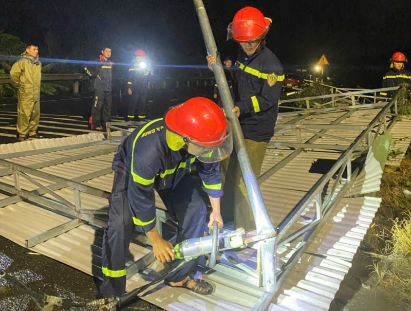 Công an các xã đồng bằng, miền núi phía Đông Đắk Lắk nỗ lực giúp dân khắc phục hậu quả từ cơn bão Kalmaegi -0