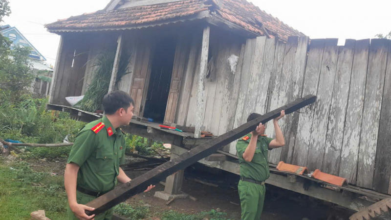 Công an các xã đồng bằng, miền núi phía Đông Đắk Lắk nỗ lực giúp dân khắc phục hậu quả từ cơn bão Kalmaegi -0
