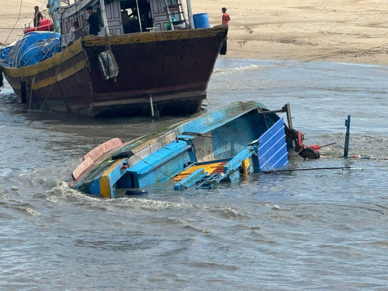 Nửa đêm, Công an tới từng nhà hỗ trợ di dời người dân  -0