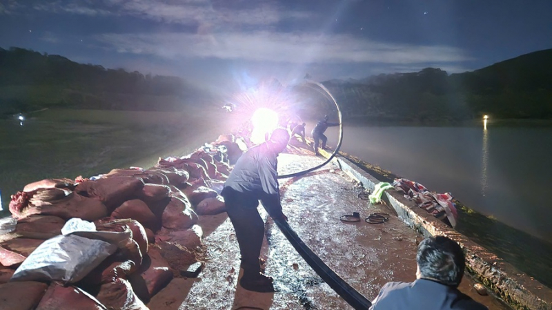 Maßnahmen zum Schutz des 1,7 Millionen Kubikmeter großen Sees vor Dammbruch -0