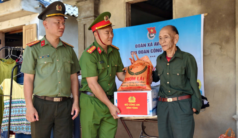 Quà của Bộ Công an đến với đồng bào vùng bị chia cắt ở vùng biên giới Đà Nẵng -0