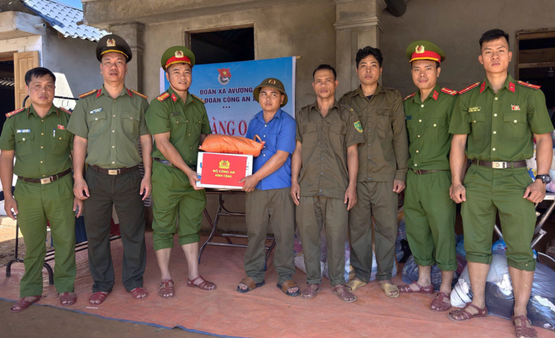 Quà của Bộ Công an đến với đồng bào vùng bị chia cắt ở vùng biên giới Đà Nẵng -0