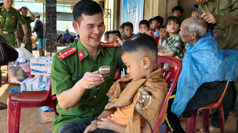 Quà của Bộ Công an đến với đồng bào vùng bị chia cắt ở vùng biên giới Đà Nẵng -0