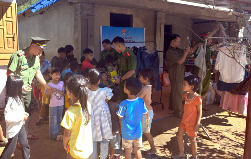 Quà của Bộ Công an đến với đồng bào vùng bị chia cắt ở vùng biên giới Đà Nẵng -0