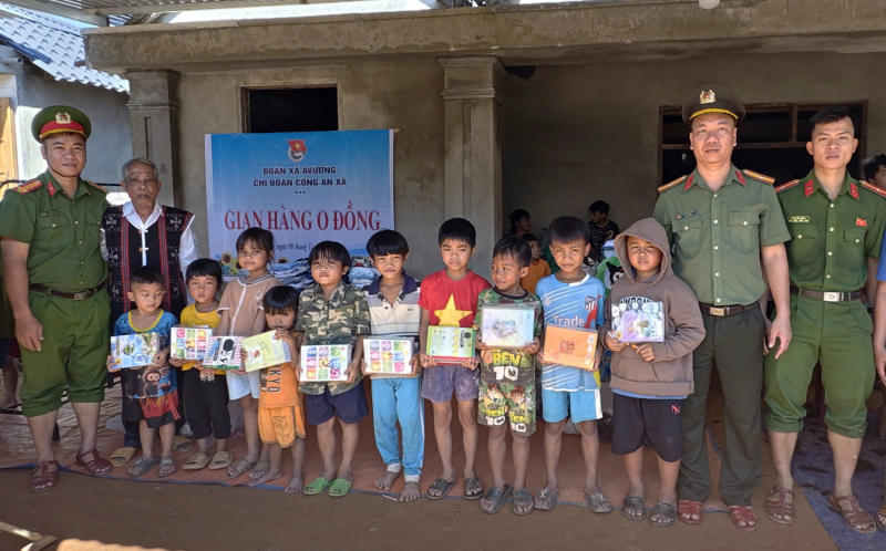 Quà của Bộ Công an đến với đồng bào vùng bị chia cắt ở vùng biên giới Đà Nẵng -0